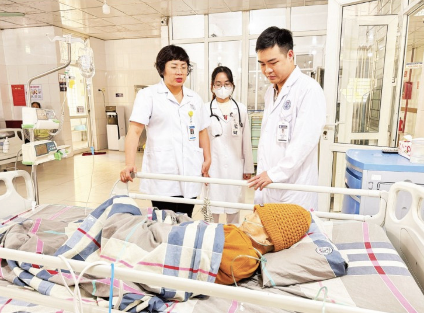 Đừng “tự kê” kháng sinh: Càng dùng bừa, càng khó cứu